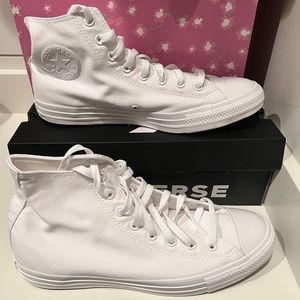 Men’s 10.5. Women’s 12.5 Chuck Taylor All Star Classic

White Monochrome